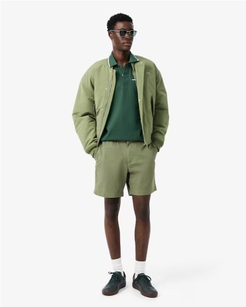 POLO DE CORTE CLASICO CON DETALLE EN EL BOLSILLO