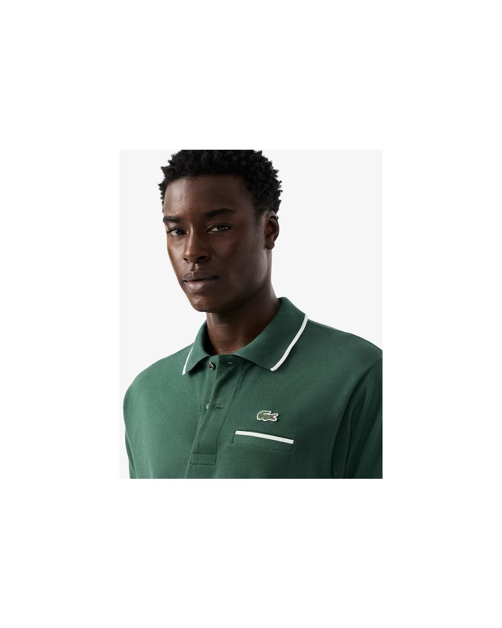 POLO DE CORTE CLASICO CON DETALLE EN EL BOLSILLO