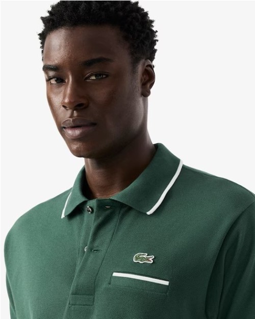 POLO DE CORTE CLASICO CON DETALLE EN EL BOLSILLO