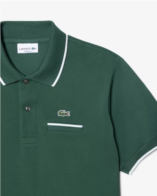 POLO DE CORTE CLASICO CON DETALLE EN EL BOLSILLO