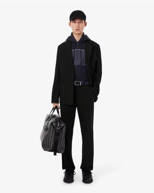 SUDADERA CON CAPUCHA Y CREMALLERA.