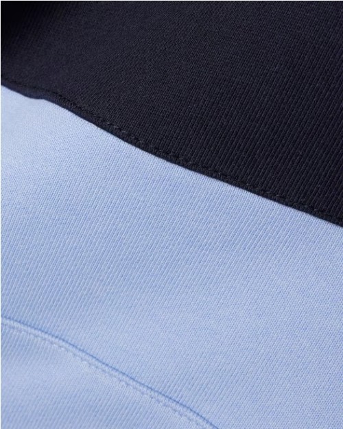 SUDADERA CON CAPUCHA.