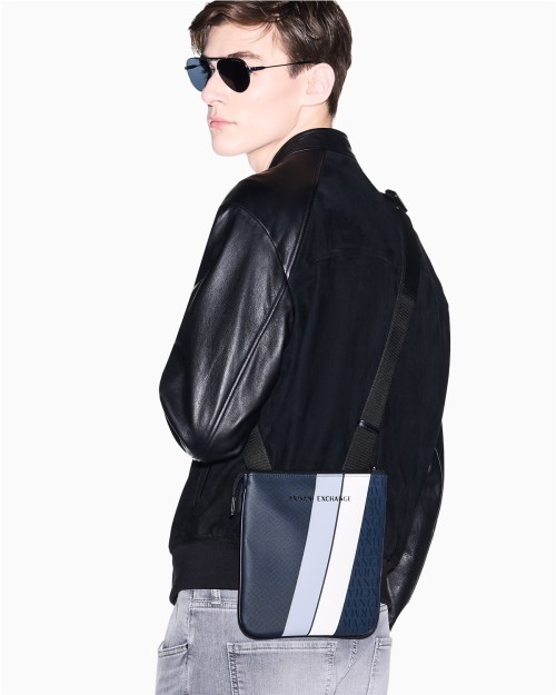 BOLSO BANDOLERA PLANO CON MONOGRAMA Y RAYAS