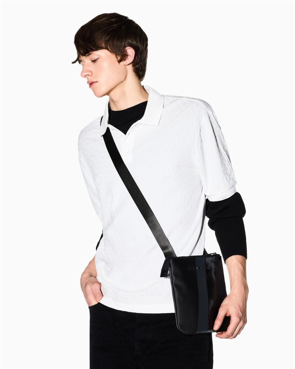 BOLSO BANDOLERA PLANO CON MONOGRAMA Y RAYAS