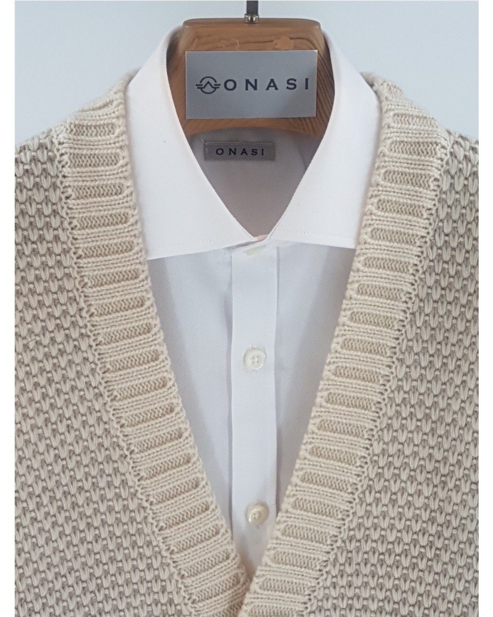 CHAQUETA DE PICO CON BOTONES