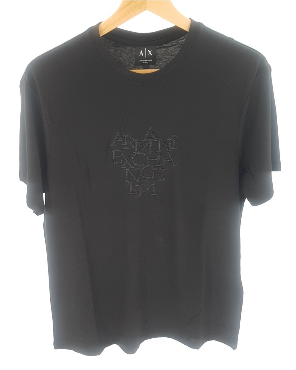 CAMISETA CON LOGO BORDADO