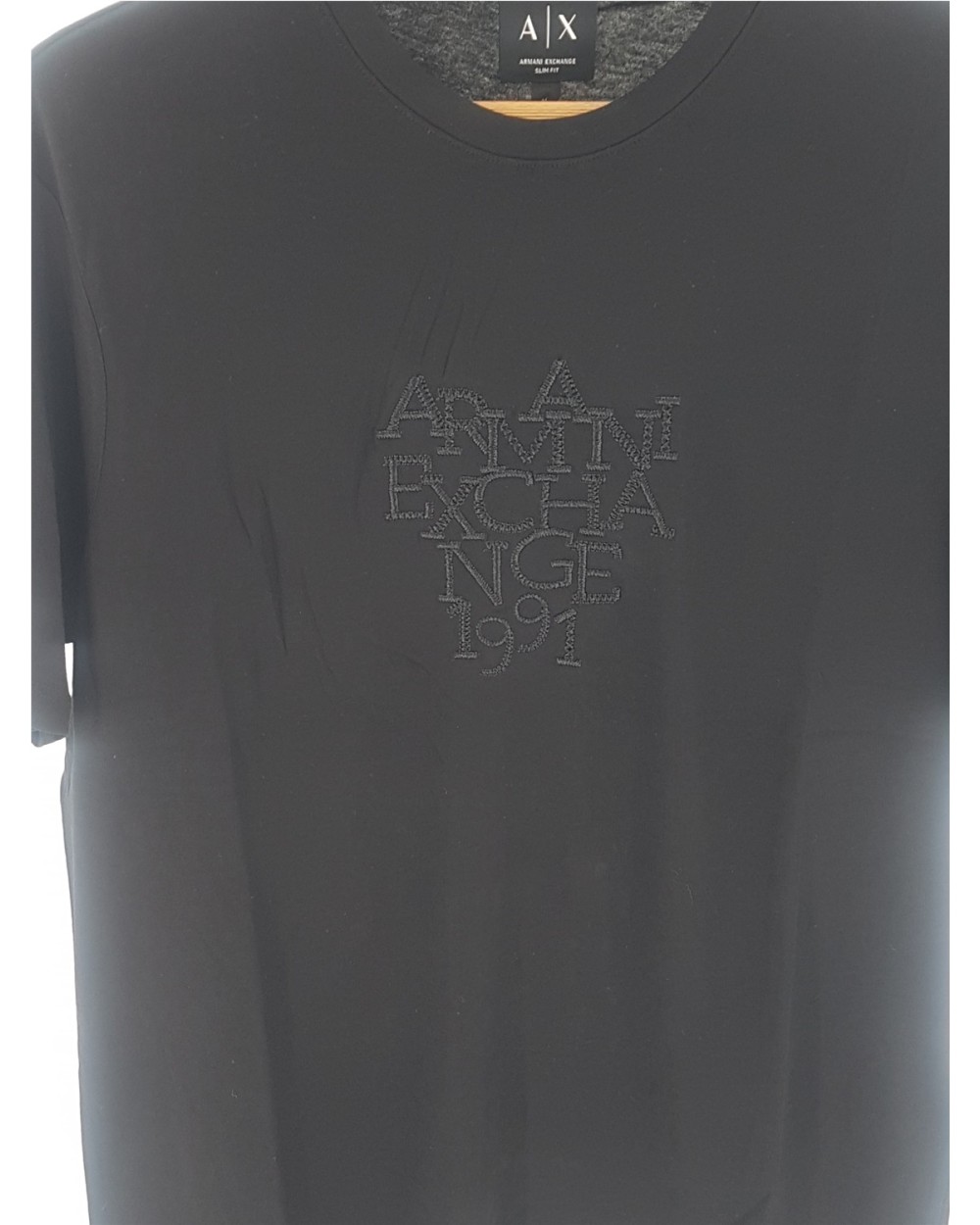 CAMISETA CON LOGO BORDADO