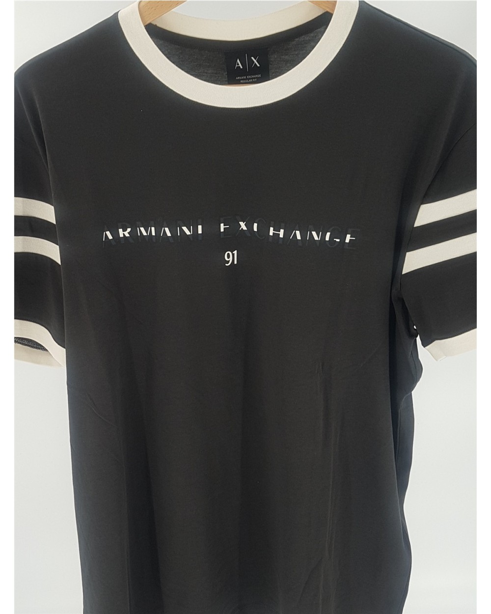 CAMISETA CON CUELLO ACANALADO Y RAYAS