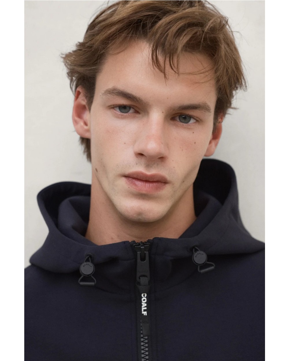 SUDADERA CON CREMALLERA Y CAPUCHA