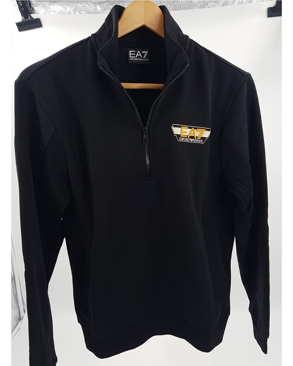 SUDADERA CON MEDIA CREMALLERA