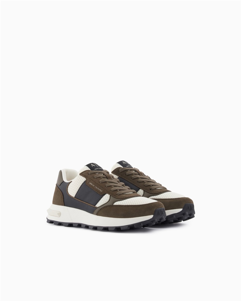 ZAPATILLA DEPORTIVA CON INSERCIONES EN CONTRASTE