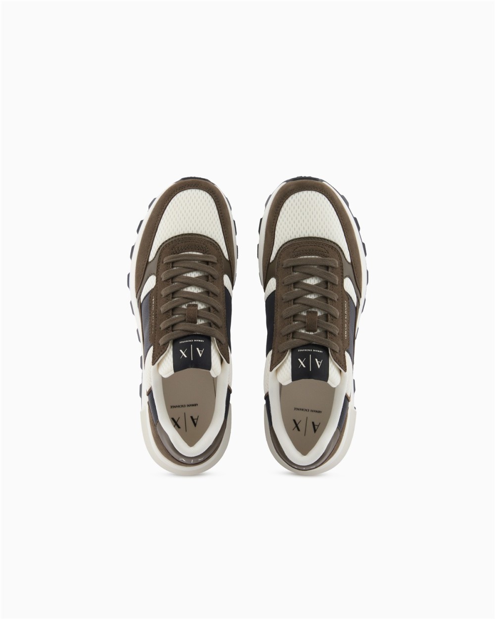 ZAPATILLA DEPORTIVA CON INSERCIONES EN CONTRASTE