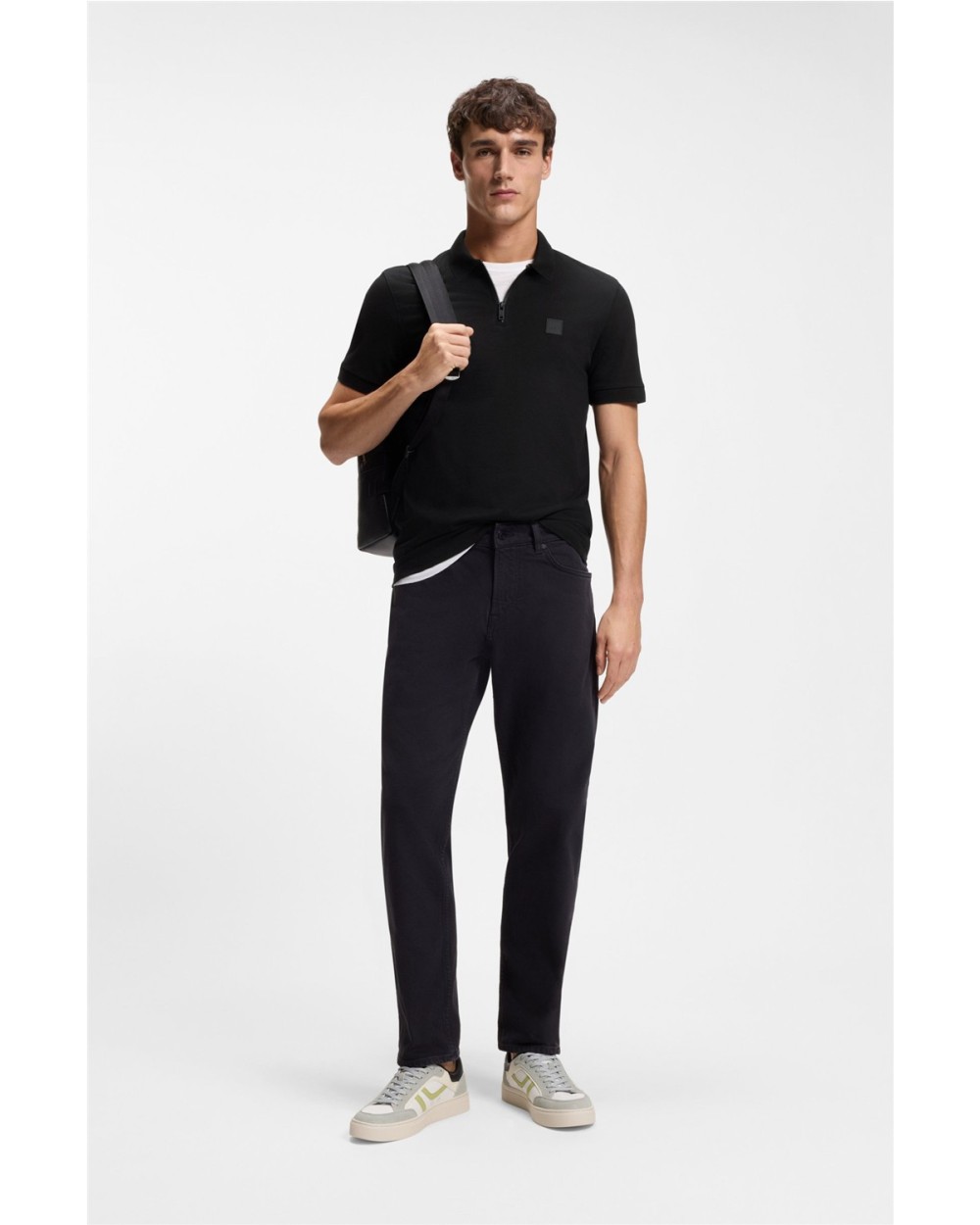 POLO SLIM FIT ELÁSTICO CON ALGODÓN CON PARCHE DE LOGO.
