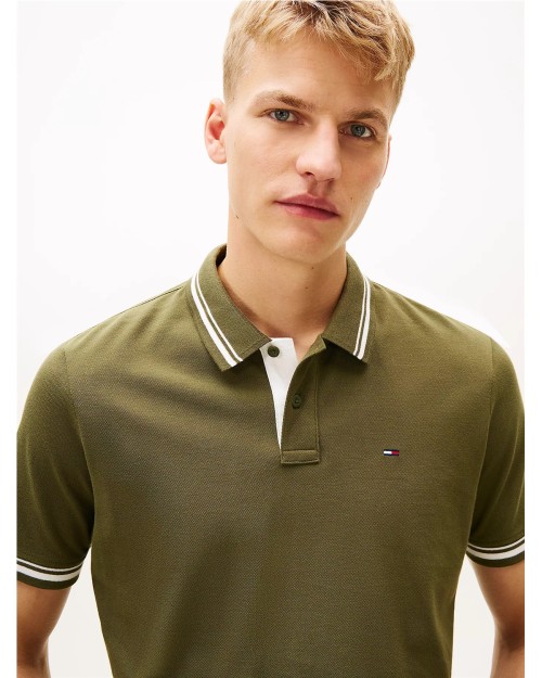 POLO CON RIBETES Y LOGO BORDADO. 2