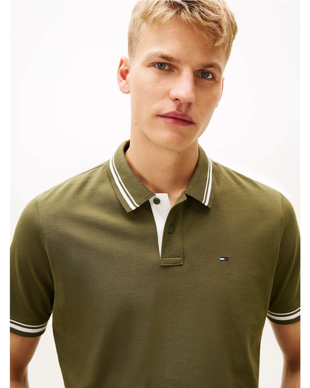 POLO CON RIBETES Y LOGO BORDADO.