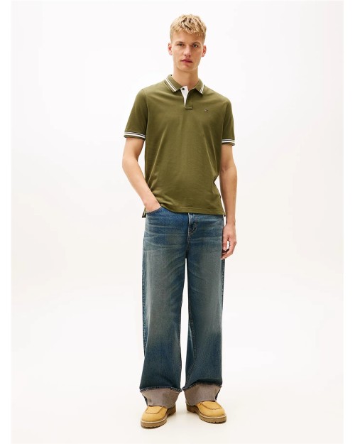 POLO CON RIBETES Y LOGO BORDADO.