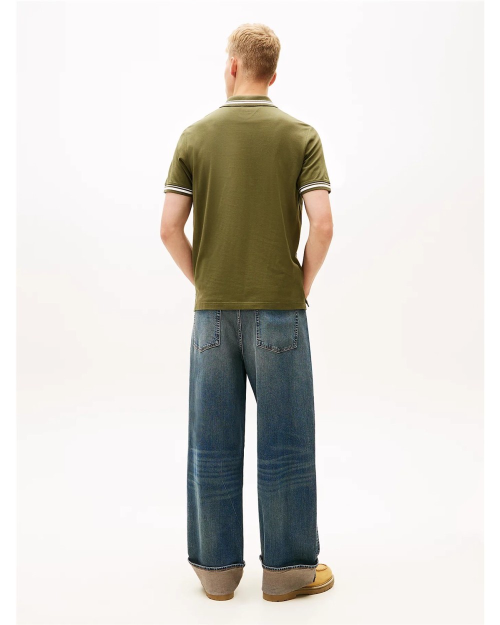 POLO CON RIBETES Y LOGO BORDADO.