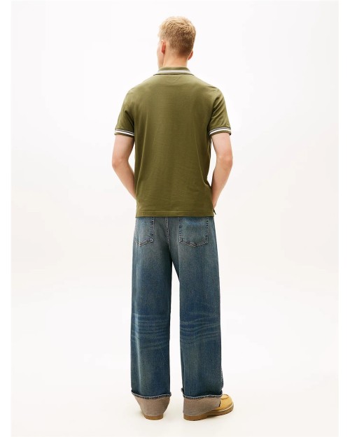 POLO CON RIBETES Y LOGO BORDADO.