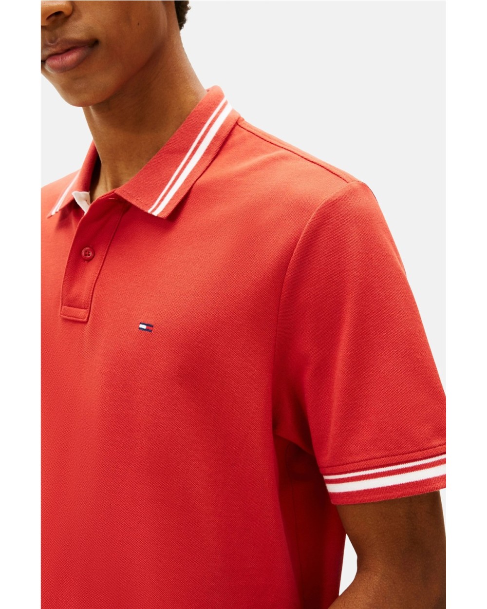 POLO CON RIBETES Y LOGO BORDADO.