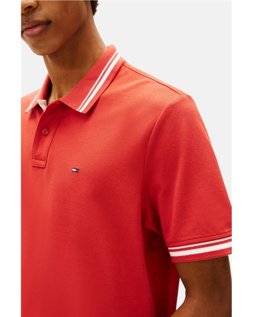 POLO CON RIBETES Y LOGO BORDADO.