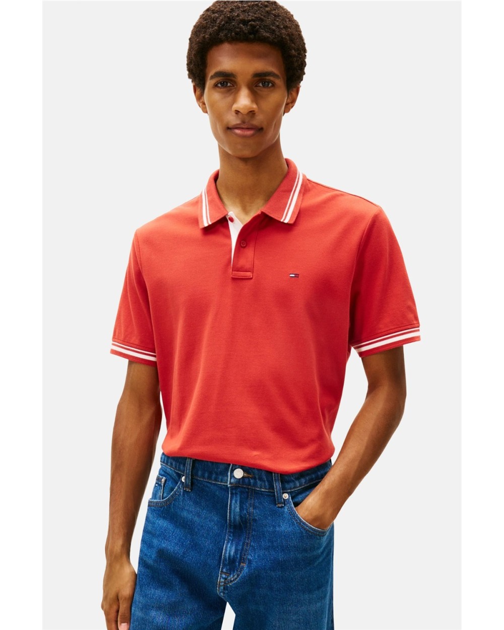 POLO CON RIBETES Y LOGO BORDADO.