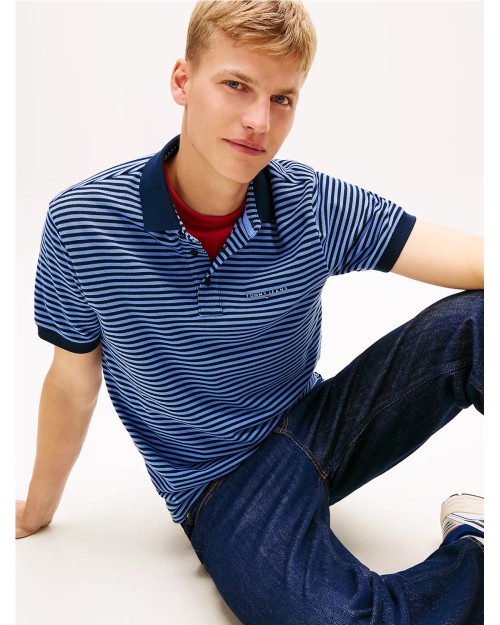 POLO PIQUÉ CON INSCRIPCIÓN LINEAL. 2