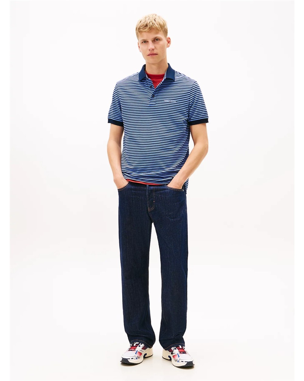 POLO PIQUÉ CON INSCRIPCIÓN LINEAL.