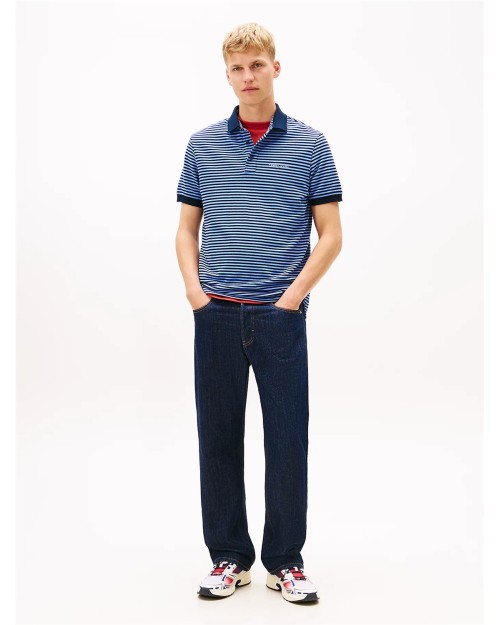 POLO PIQUÉ CON INSCRIPCIÓN LINEAL.