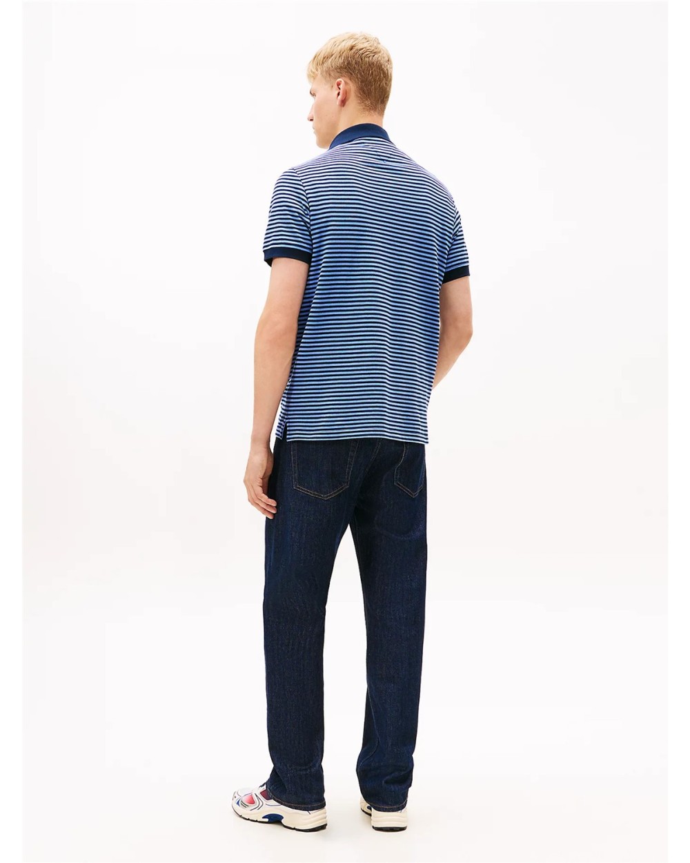 POLO PIQUÉ CON INSCRIPCIÓN LINEAL.