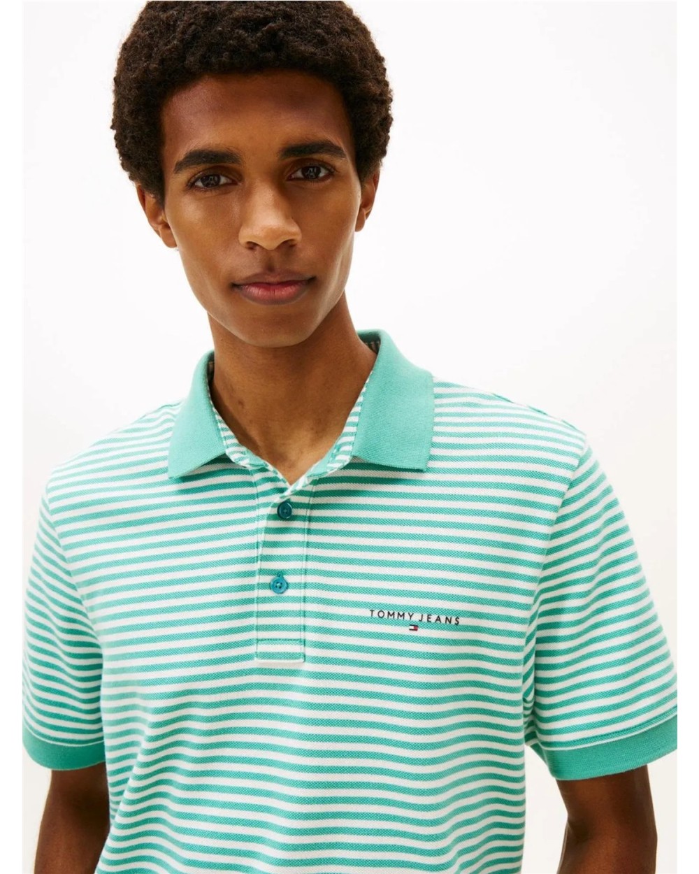 POLO PIQUÉ CON INSCRIPCIÓN LINEAL.