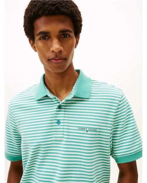 POLO PIQUÉ CON INSCRIPCIÓN LINEAL.