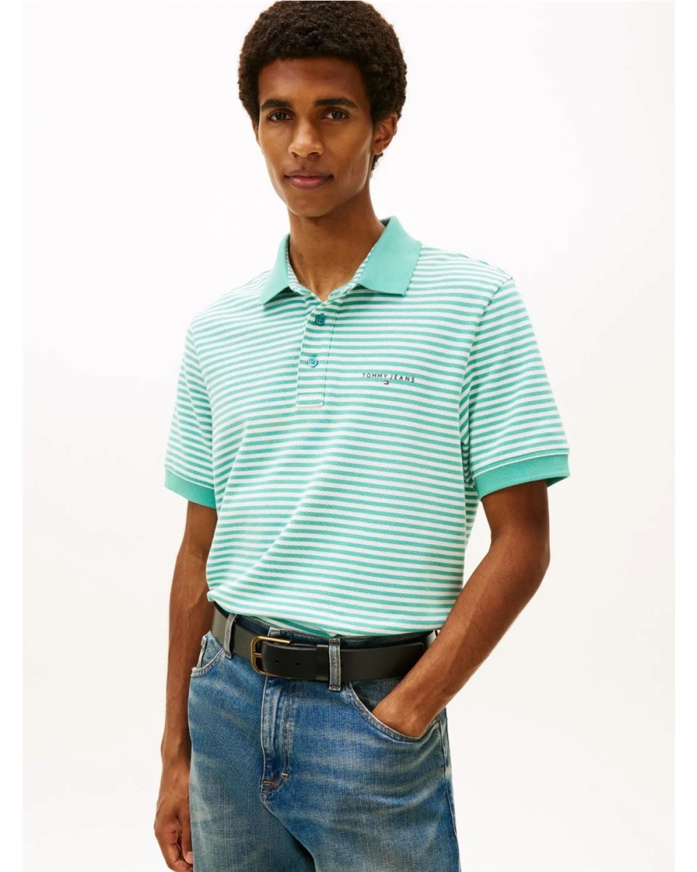 POLO PIQUÉ CON INSCRIPCIÓN LINEAL.