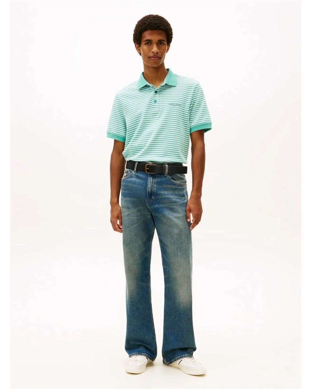 POLO PIQUÉ CON INSCRIPCIÓN LINEAL.