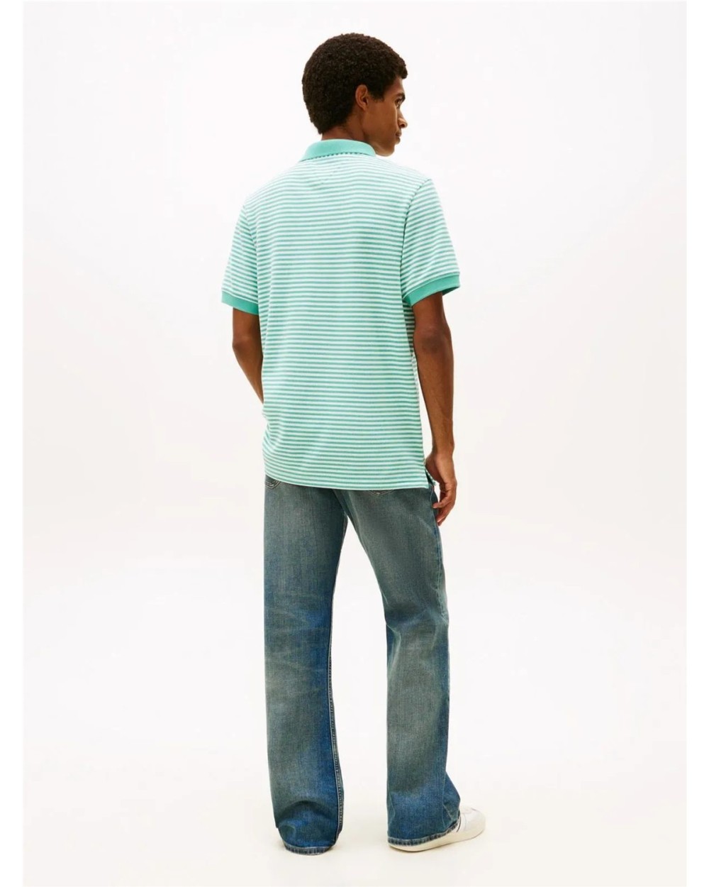 POLO PIQUÉ CON INSCRIPCIÓN LINEAL.