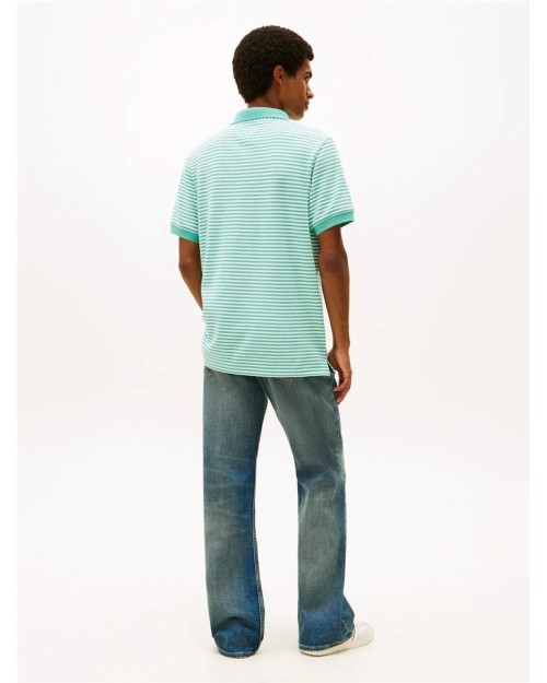 POLO PIQUÉ CON INSCRIPCIÓN LINEAL.